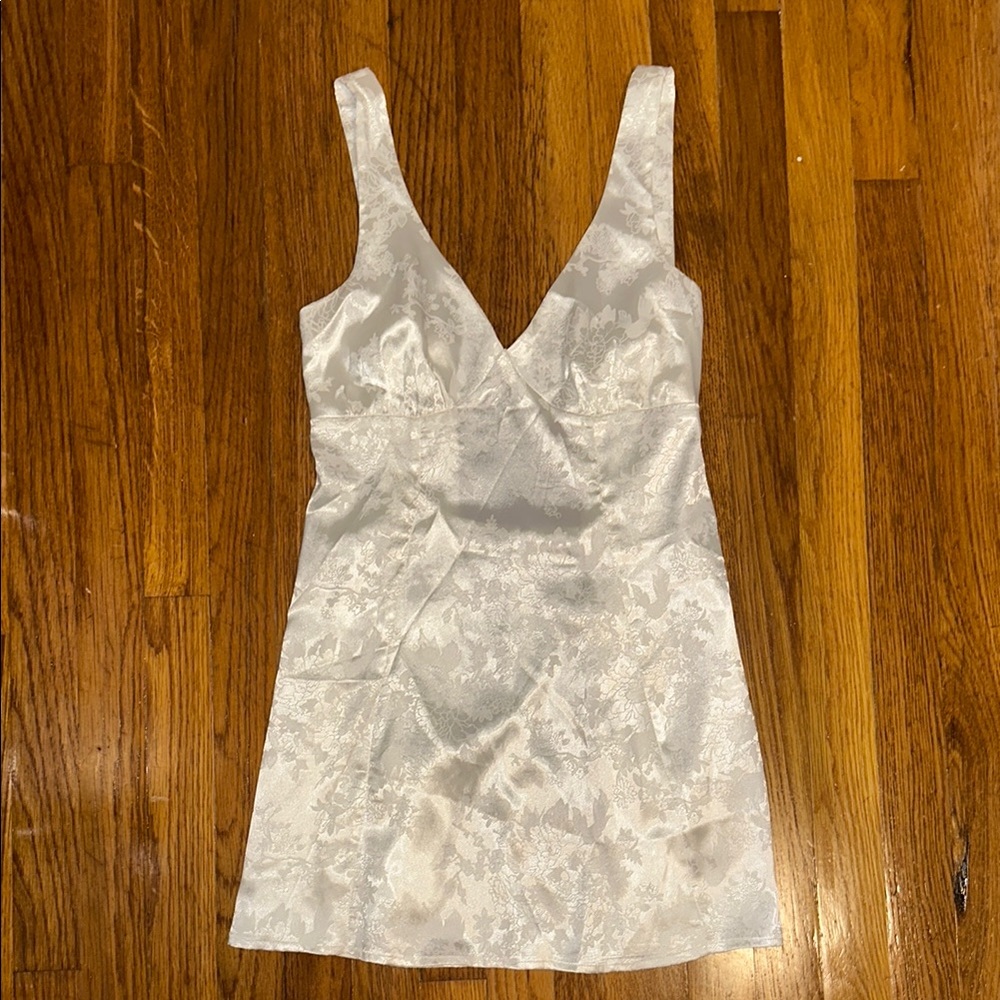 Elegant White Sleeveless Dress